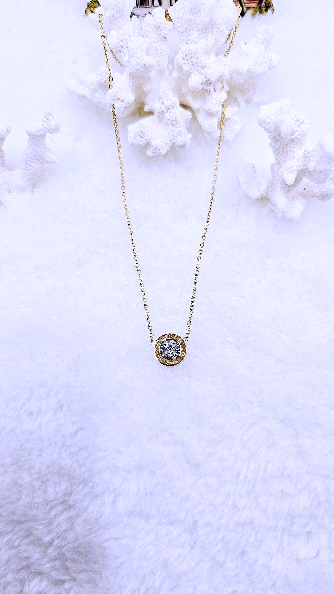 Bezel-Set Crystal Oval Pendant Necklace - Artificial Yellow Gold